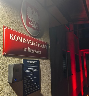 Wejście do Komisariatu Policji w Brzeźnicy podświetlone na czerwono