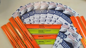 Poukładane elementy odblaskowe i ulotki