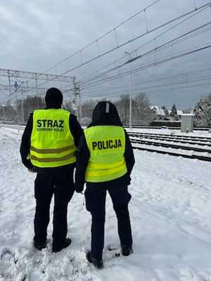 Na zdjęciu funkcjonariusz Policji  oraz Straży Ochrony Kolei
