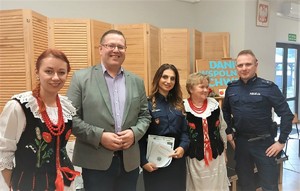 Od lewej kobieta w stroju ludowym, mężczyzna w stroju cywilny, policjantka, kobieta w stroju ludowym i policjant