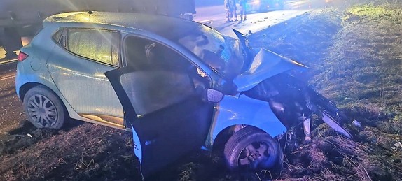 Auto z uszkodzeniami po kolizyjnymi.