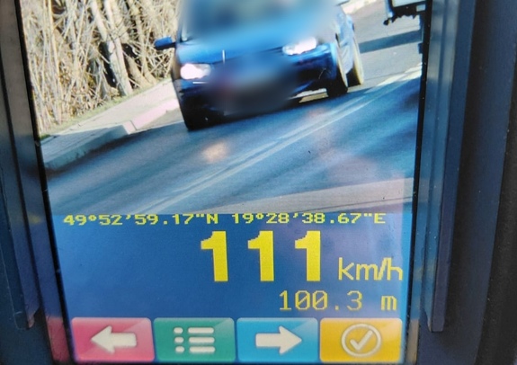 Zdjęcie z wideo rejestratora i zarejestrowana prędkość 111 km/h