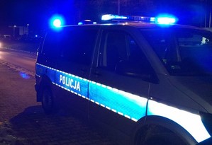 Policyjny samochód w porze wieczorowej