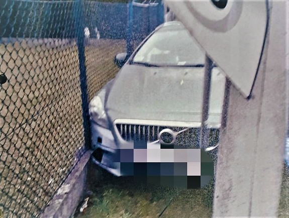 Samochód osobowy, który wjechał w ogrodzenie posesji