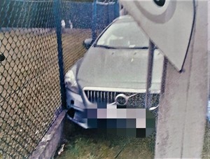 Samochód osobowy, który wjechał w ogrodzenie posesji