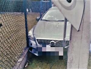 Samochód osobowy, który wjechał w ogrodzenie posesji