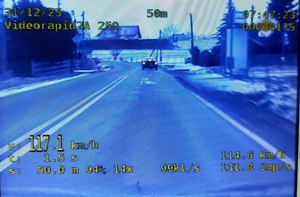 Zdjęcie z wideorejestratora , zarejestrowana prędkość 117 kilometrów na godzinę.