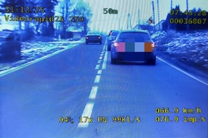 Zdjęcie z wideorejestratora. Samochód osobowy wyprzedza inne pojazdy.