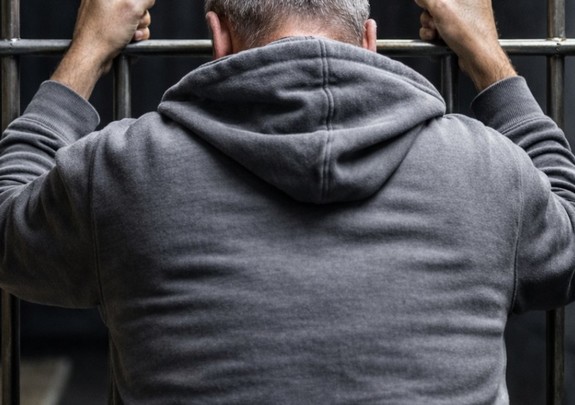 Mężczyzna za kratami