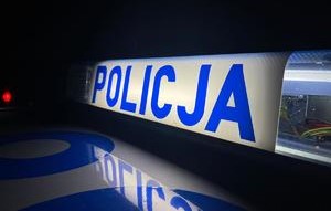 Na białym tle niebieski napis Policja, wokoło czarne tło