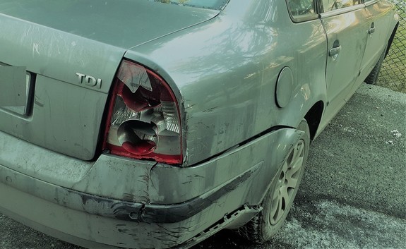 Samochód osobowy z uszkodzeniami