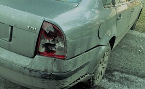 Samochód osobowy z uszkodzeniami