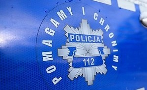Na niebieskim tle odznaka policyjna z napisem Policja 112, wokoło napis Pomagamy i Chronimy.