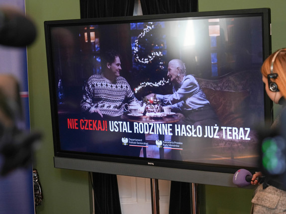 Małopolska Policja wraz z Małopolskim Urzędem Wojewódzkim w Krakowie oraz Kuratorium Oświaty inauguruje kampanię ,,Ustal z Babcią hasło".