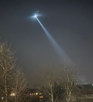 W porze nocnej oświetlony dron w powietrzu