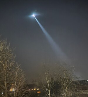 W porze nocnej oświetlony dron w powietrzu