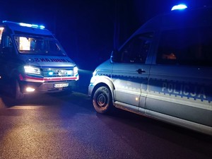 Na zdjęciu policyjny radiowóz i karetka pogotowia