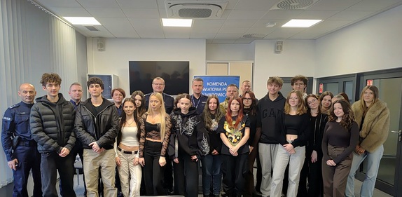 Na zdjęciu grupa uczniów oraz umundurowani i nieumundurowani policjanci.