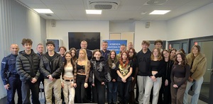 Na zdjęciu grupa uczniów oraz umundurowani i nieumundurowani policjanci.