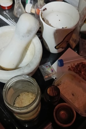 W pojemnikach, mefedron, amfetamina