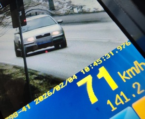 Nagranie z wideorejestratora i zarejestrowana prędkość 71 kilometrów na godzinę