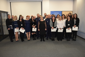 Na zdjęciu dwaj policjanci oraz pracownicy cywilni wadowickiej komendy