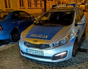 Po lewej stronie samochód osobowy, po prawej oznakowany radiowóz