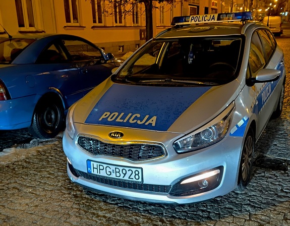 Po lewej stronie samochód osobowy, po prawej oznakowany radiowóz