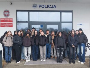 Grupa uczniów na tle budynku komendy