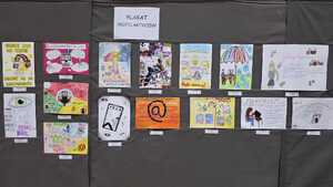 Piętnaście plakatów powieszonych na ściance w ramach konkursu.