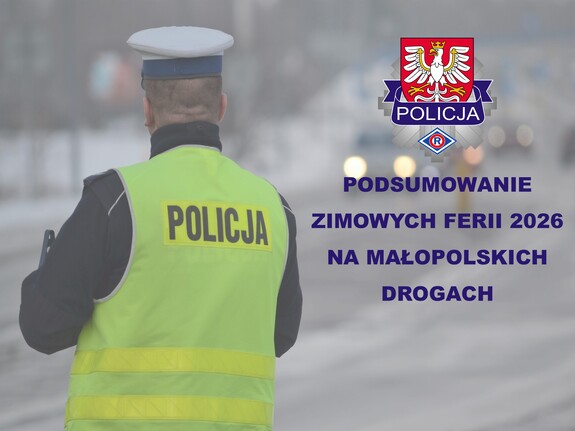 Policjant ruchu drogowego w odblaskowej kamizelce z napisem Policja stojący tyłem. Po prawej stronie napis Podsumowanie Ferii 2026 na małopolskich drogach