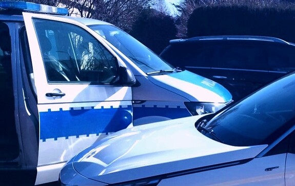 Dwa osobowe samochody i radiowóz