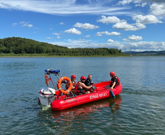 Na pontonie umundurowany policjant i trzech strażaków