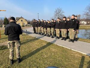 Dziewczyny i chłopcy w mundurach stoją w dwuszeregu