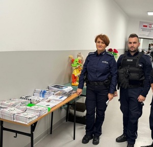 Na zdjęciu umundurowana policjantka i policjant