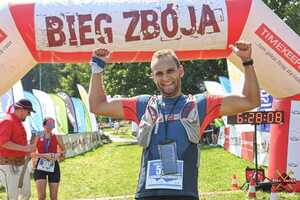 Policjant w stroju sportowym, który dotarł do mety w Biegu Zbója