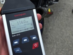 Sonometr, który pokazuje pomiar 116 decybeli