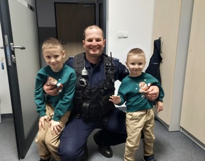 Umundurowany policjant i dwóch małych chłopców