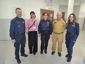 Na zdjęciu dwie policjantki i policjant, strażak oraz kobieta w stroju cywilnym