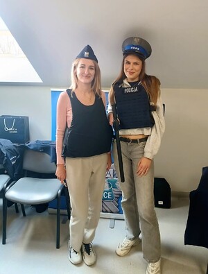 Dziw dziewczyny ubrane w elementy umundurowania policyjnego