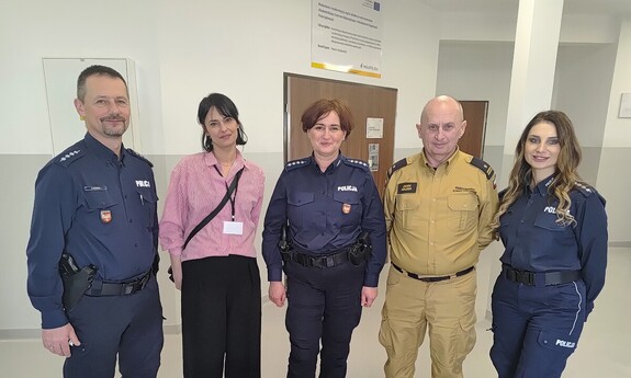 Policjant, kobieta w stroju cywilnym, policjantka, strażaka oraz policjantka