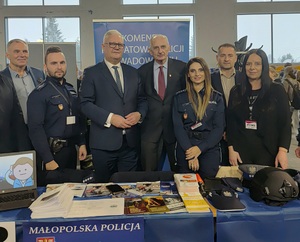 Na zdjęciu czterech mężczyzn i kobieta w stroju cywilnym oraz policjant i policjantka.