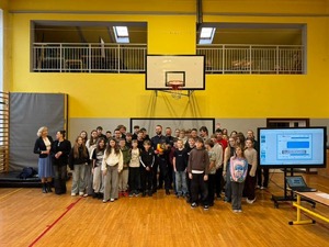 Na zdjęciu grupa uczniów i nauczycieli oraz dwaj policjanci