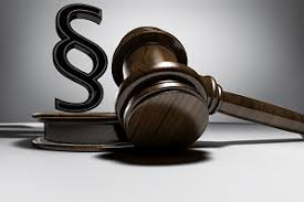 Znak służby kryminalnej oraz drewniany młotek