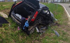 Czarny samochód w rowie, rozbity