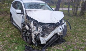 Rozbity samochód osobowy koloru białego