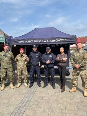 Dwóch policjantów, trzech wojskowych i kobieta w stroju cywilnym