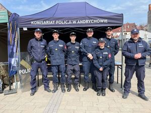 Policjanci i uczniowie klas policyjnych na tle namiotu policyjnego