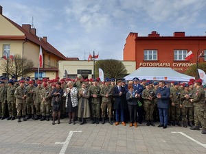 Uczniowie klas mundurowych, przedstawiciele służb i osoby w cywilnych strojach