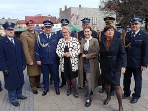 Umundurowani przedstawiciele różnych służb i trzy kobiety w stroju cywilnym